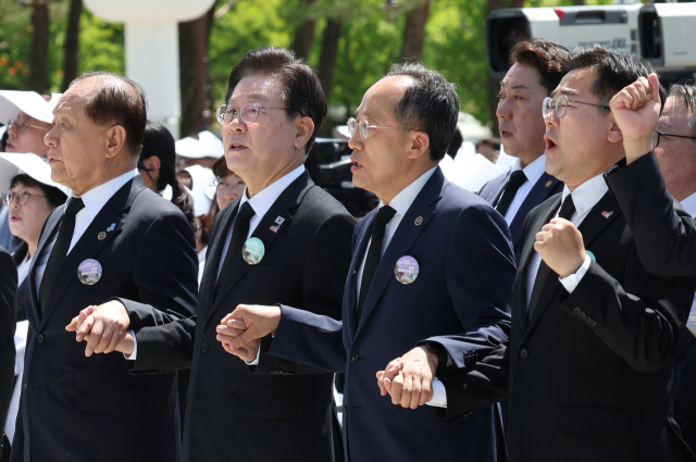 국민의힘 황우여 비상대책위원장(왼쪽 부터), 더불어민주당 이재명 대표, 국민의힘 추경호 원내대표, 더불어민주당 박찬대 원내대표가 18일 광주시 북구 국립5·18민주묘지에서 열린 제44주년 5·18민주화운동 기념식에서 손을 맞잡고 