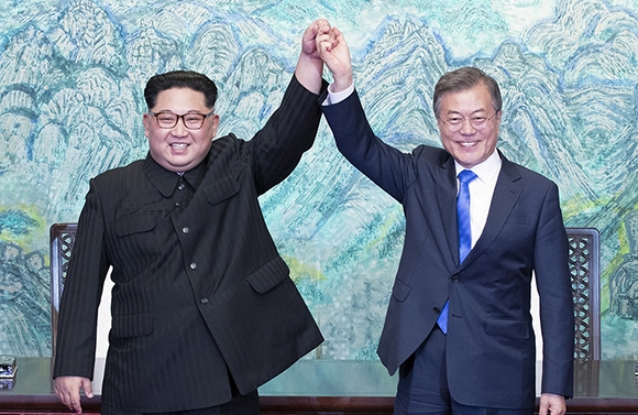 김정은 북한 국무위원장, 문재인 전 대통령. 매일신문DB