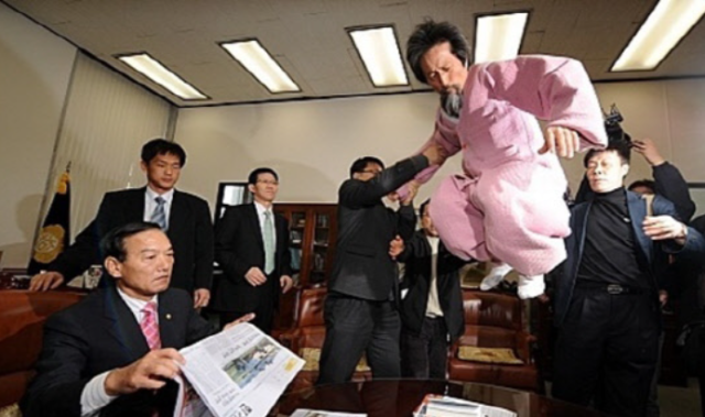 강기갑 전 민주노동당 의원이 국회에서 공중부양을 하고 있다. 연합뉴스