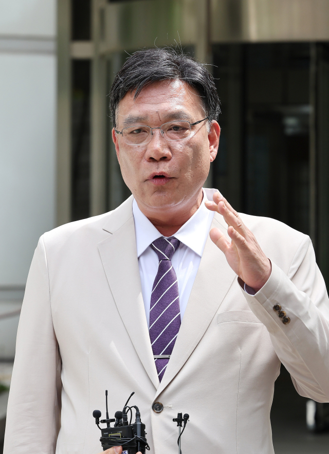 의대생들을 대리하는 법무법인 찬종 이병철 변호사가 지난달 26일 서울 서초구 서울중앙지방법원에서 열린 의대생들이 대학 총장을 상대로 제기한 대입전형 시행계획 변경 금지 가처분 소송의 첫 심문을 마친 뒤 취재진에게 입장을 설명하고 있다. 연합뉴스