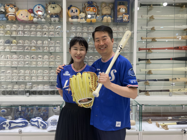 무려 40년 동안 같은 취미 활동을 하는 장수진·이정화 부부는 열렬한 삼성라이온즈의 야구팬으로 그야말로 열.혈.덕.후의 길을 걷고 있다. 덕질도 함께할 때 더욱 즐거운 법. 직관도 함께, 원정도 함께, 팬클럽 활동도 함께. 이들은 항상 함께한다.