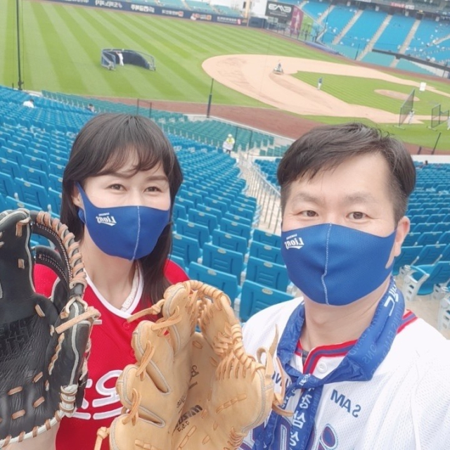 삼성 라이온즈 야구를 보러 가면 장수진·이정화 부부를 찾아보라. 이들은 항상 함께 직관을 다닌다. 그리고 이들은 말한다.