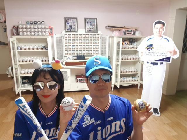 장수진·이정화 씨 부부는 남다른 야구 사랑만큼 소장품도 넘쳐난다. 사인볼은 500개 이상, 배트도 20개 이상, 유니폼은 2~30벌을 소장하고 있다. 카페에 미처 못 옮긴 소장품은 집에 고이 모셔놨다고. 소장품 앞에서 포즈를 취하는 야구 덕후 부부.