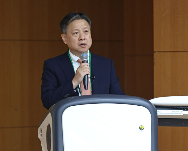 18일 오후 서울아산병원에서 열린 제1회 서울아산병원 전공의협의회·울산의대 의료 심포지엄에서 임영석 울산의대 학장이 인사말을 하고 있다. 연합뉴스