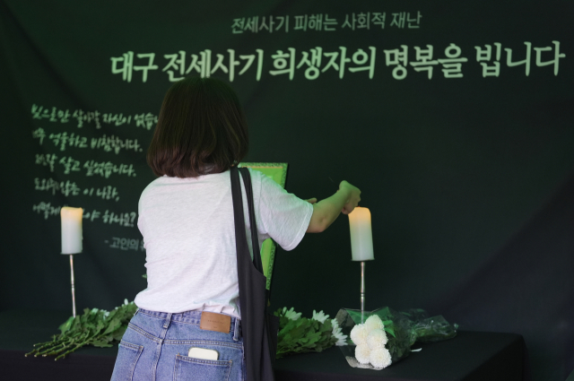 18일 대구 동성로에 전세사기 대구 피해자모임이 지난 1일 세상을 떠난 30대 여성 A씨를 추모하는 분향소를 마련한 가운데 한 시민이 애도를 표하고 있다. 이달 8일 기준 대구시 피해 접수 신청건수는 444건으로, 이 중 323건이 국토교통부로부터 피해 인정을 결정 받았다. 김영진 기자 kyjmaeil@imaeil.com