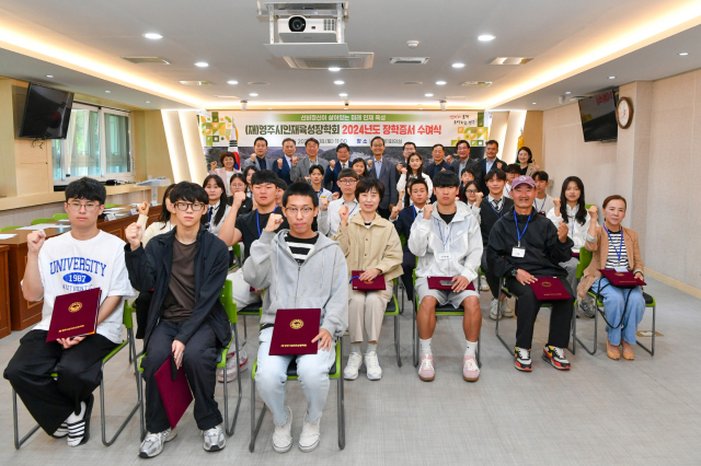 영주시인재육성장학회로부터 장학증서를 받은 학생들이 파이팅을 외치고 있다. 영주시 제공