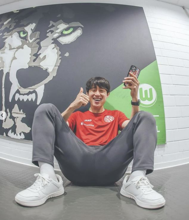 분데스리가 최종전에서 소속팀 마인츠의 1부리그 잔류가 확정된 뒤 이재성이 라커룸 부근에서 활짝 웃고 있다. 마인츠 SNS 제공