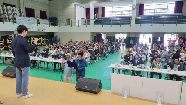 19일 경신고에서 열린 제19회 경신고 총동창회 체육대회에서 참가자들이 선서를 하고 있다. 경신고 총동창회 제공