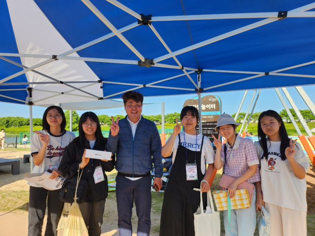 김병창 시의원이 골든벨 우승자인 우서윤(영주여중 1년, 왼쪽에서 네번째) 학생과 경품 1등 당첨자인 조민서(영주여중 1년, 왼쪽에서 두번째) 학생과 축하 기념 사진을 촬영했다. 영주시 제공