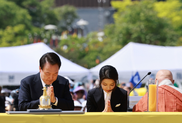 윤석열 대통령과 김건희 여사가 19일 경기도 양주시 회암사지에서 열린 