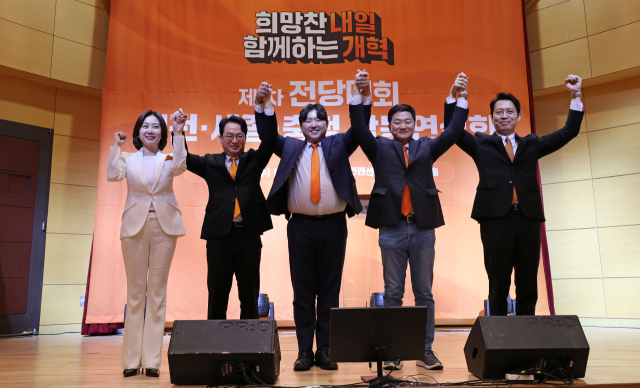 8일 오후 대전 유성구 도룡동 DCC대전컨벤션센터에서 열린 개혁신당 제1차 전당대회 대전·세종·충청 합동연설회에서 기념사진을 찍고 있다. 왼쪽부터 허은아, 천강정, 전성균, 조대원, 이기인 후보. 연합뉴스