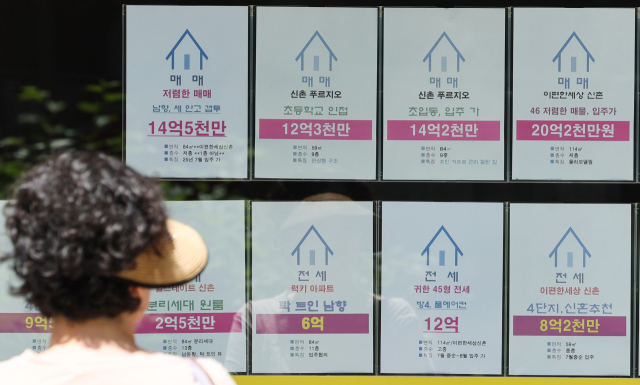 19일 주택도시보증공사에 따르면 올해 1∼4월 전세보증금 반환 보증보험 사고액은 1조9천62억원, 사고 건수는 8천786건이다. 사진은 19일 서울 시내 부동산에 부착된 전세 매물 안내문. 연합뉴스