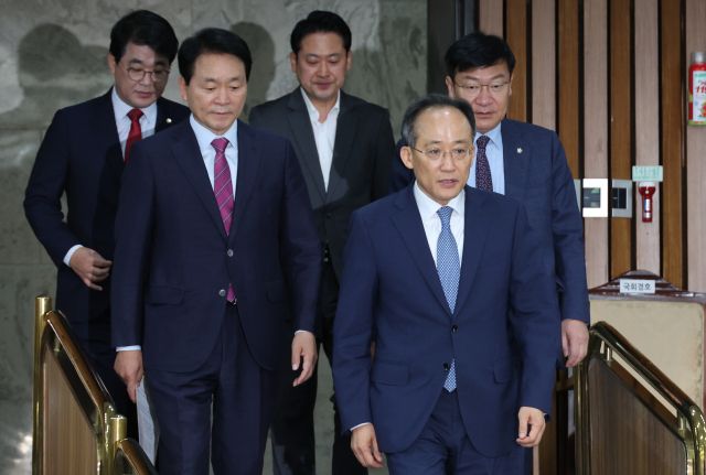 국민의힘 추경호 원내대표와 성일종 사무총장 등 원내지도부가 17일 오전 서울 여의도 국회에서 열린 원내대책회에 참석하고 있다. 연합뉴스