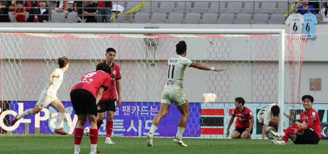 19일 서울월드컵경기장 프로축구 서울과 대구의 경기. 대구 박용희의 득점에 선수들이 환호하고 있다. 연합뉴스