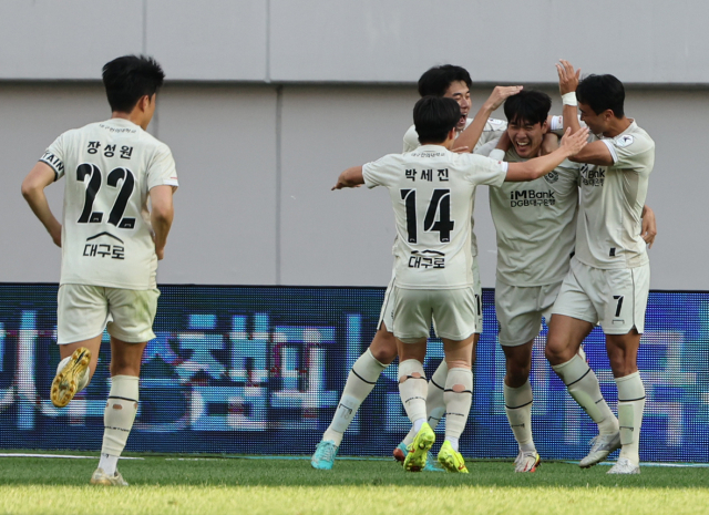 19일 서울월드컵경기장 프로축구 서울과 대구의 경기 후반. 대구 선수들이 서울 최준의 자책골 후 환호하고 있다. 연합뉴스