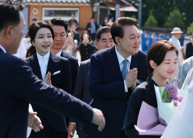 윤석열 대통령과 김건희 여사가 19일 경기도 양주시 회암사지에서 열린 