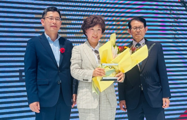 이채용 총장이 지난 18일 진접읍 개청 110주년 개념행사에서 감사패를 받은 뒤 기념촬영을 하고 있다. 대경대 제공