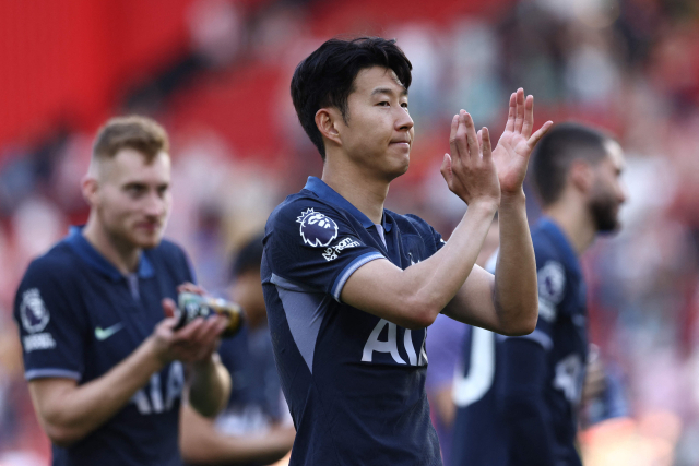 토트넘의 손흥민이 20일 영국 셰필드의 브래몰 레인에서 열린 2023-2024 EPL 최종 38라운드 셰필드 유나이티드와의 원정 경기에 출전, 도움을 기록하며 승리를 이끈 뒤 동료들과 함께 팬들의 환호에 답하고 있다. 연합뉴스
