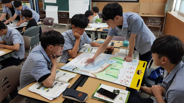 경북지역 한 고등학교에서 학생들이 조별 회의를 통해 해안 퇴적 지형의 형성 과정을 쉽게 설명하는 발표 자료를 만들고 있다. 경북교육청 제공