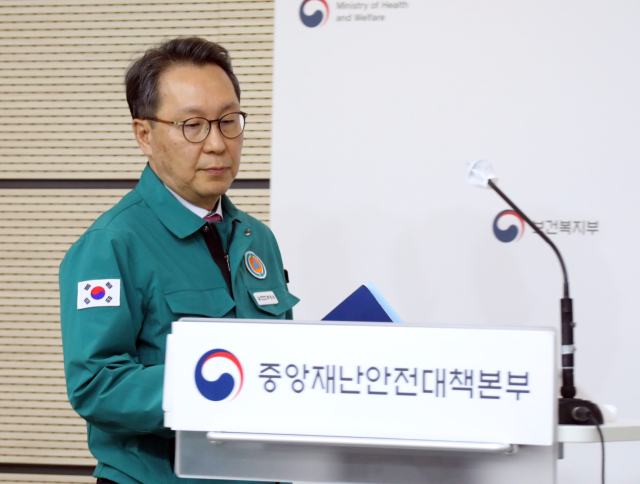 박민수 중앙재난안전대책본부 제1총괄조정관(보건복지부 제2차관)이 20일 오전 정부세종청사에서 의사 집단행동 중앙재난안전대책본부 회의 결과를 설명하기 위해 입장하고 있다. 연합뉴스