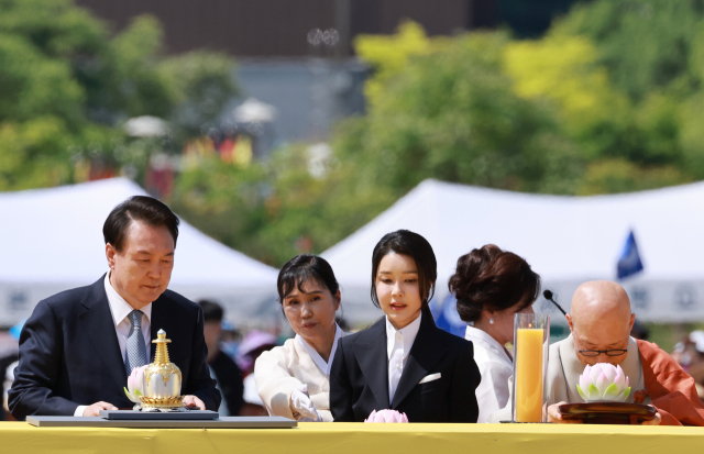 윤석열 대통령과 김건희 여사가 19일 경기도 양주시 회암사지에서 열린 