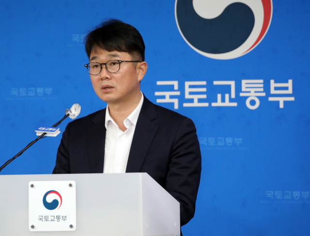 국토교통부 박지홍 교통물류실장이 20일 정부세종청사에서 보행자·고령자 안전, 화물차·이륜차 안전관리 강화에 중점을 둔 