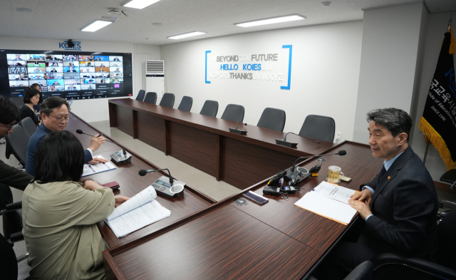 정부가 이탈 3개월째가 된 전공의들에게 이날까지 복귀할 것을 촉구한 20일 오전 이주호 사회부총리 겸 교육부 장관이 서울 영등포구 교육시설안전원에서 화상으로 열린 의과대학 운영대학 총장 간담회에 참석해 발언하고 있다. 연합뉴스