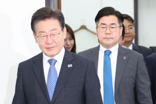 더불어민주당 이재명 대표(앞)와 박찬대 원내대표가 20일 오전 서울 여의도 국회에서 열린 최고위원회의에 참석하고 있다. 연합뉴스