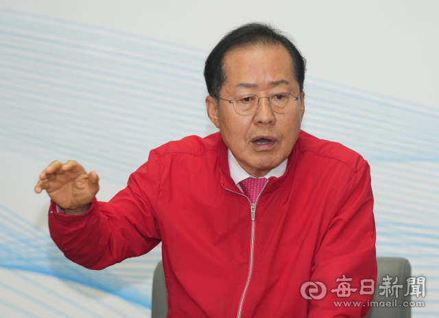 홍준표 대구시장이 20일 대구시청 동인청사에서 