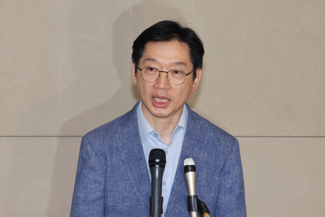영국에서 유학 중인 김경수 전 경남지사가 노무현 전 대통령 추도식 참석을 위해 19일 인천국제공항을 통해 귀국한 뒤 취재진의 질문에 답하고 있다. 연합뉴스