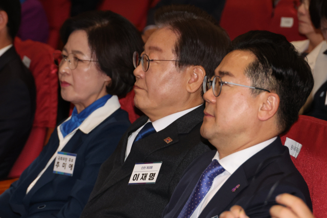 더불어민주당 이재명 대표(가운데)와 국회의장 후보 경선에서 떨어진 추미애 후보(왼쪽)가 16일 국회 의원회관에서 열린 제22대 전반기 국회의장단 후보 선출을 위한 당선자 총회에서 우원식 의원의 의장 후보의 수락연설 듣고 있다. 연합뉴스