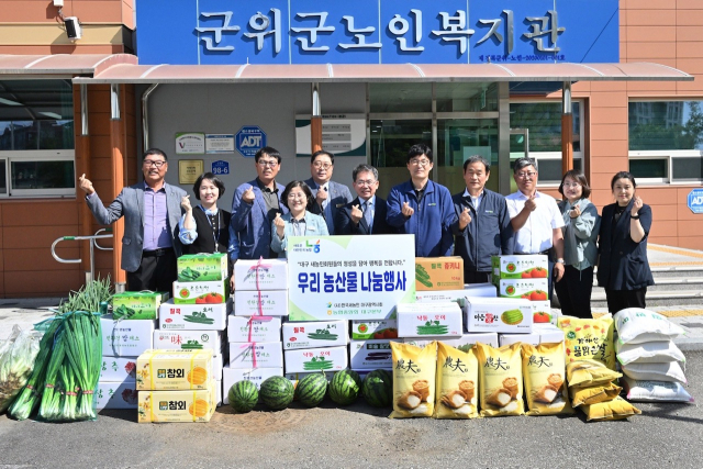 (사)한국새농민 대구시회가 최근 달성복지재단, 서구제일종합사회복지관, 군위군노인복지관에 회원들이 생산한 농산물 총 1천만원을 전달했다. 대구농협 제공