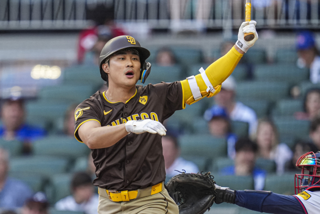 샌디에이고 파드리스의 김하성이 21일 미국 조지아주 애틀란타의 트루이스트파크에서 열린 2024 MLB 애틀란타 브레이브스와의 더블헤더 2차전 때 헛스윙 삼진으로 물러나고 있다. 연합뉴스