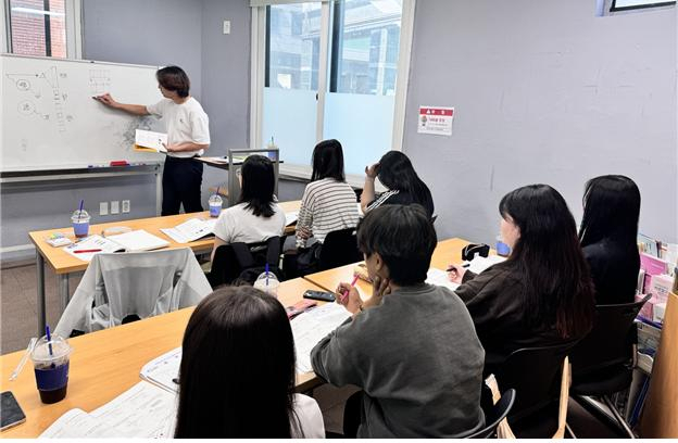 달서구학교밖청소년지원센터(이하 달서구꿈드림) 검정고시반 청소년들이 올해 제1차 검정고시 (초·중·고) 응시 지원 결과 100% 합격률을 기록했다. 사진은 검정고시반 공부 모습. 달서구꿈드림 제공