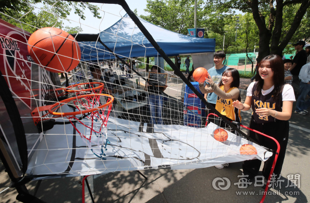 [포토뉴스] 2024 경북대학교 대동제 ‘하푸르나’ 축제… ‘인간 컬링’ 