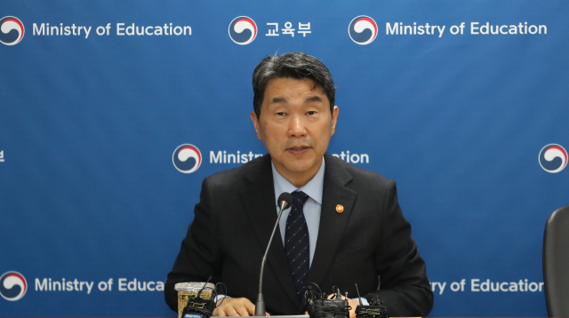 정부가 이탈 3개월째가 된 전공의들에게 이날까지 복귀할 것을 촉구한 지난 20일 오전 이주호 사회부총리 겸 교육부 장관이 서울 영등포구 교육시설안전원에서 화상으로 열린 의과대학 운영대학 총장 간담회에서 모두발언을 하고 있다. 연합뉴스