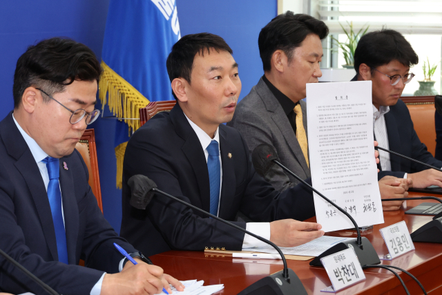 더불어민주당 검찰개혁TF 위원장인 김용민 의원이 21일 오전 서울 여의도 국회에서 열린 검찰개혁TF 1차 회의에서 2022년 4월 23일 박병석 국회의장과 여야 원내대표가 서명한 검찰개혁 합의문을 들어 보이며 발언하고 있다. 왼쪽부터 박찬대 원내대표, 김용민 의원, 곽상언 당선인, 유승익 한동대 교수, 이성윤 당선인. 연합뉴스