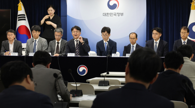 국무조정실 이정원 국무2차장이 19일 종로구 정부서울청사에서 해외직구 관련 추가 브리핑을 하고 있다. 연합뉴스