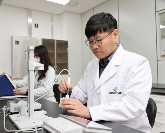 지난해 3월 조성된 경북 세포배양산업지원센터에서는 세포 배양에 기반한 연구 장비와 시설 등을 갖추고 입주 기업들의 기술 개발을 지원한다. 의성군 제공.