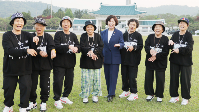 경북 칠곡 할매래퍼 '수니와 칠공주'…강정애 보훈부 장관 만났다 