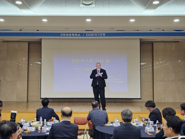 인요한 연세대 세브란스병원 교수가 22일 구미상의 대강당에서 강의를 진행하고 있다. 구미상의 제공