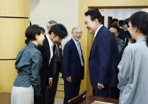 [화보] 이문세 부부와 윤석열 대통령 깜짝 만남…무슨 일?