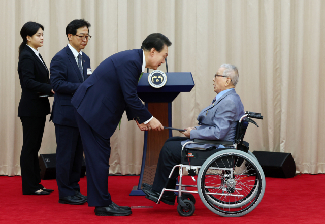 윤석열 대통령이 22일 서울 서초구 대한민국학술원에서 열린 개원 70주년 기념식에서 자연기초 분야 이상만 회원에게 국민훈장 무궁화장을 수여하고 있다. 연합뉴스