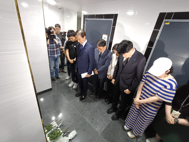 조국 조국혁신당 대표가 22일 오후 5시쯤 최근 세상을 떠난 대구 남구 전세사기 피해자가 살던 집을 방문해 헌화 및 묵념을 하고 있다. 이정훈 기자
