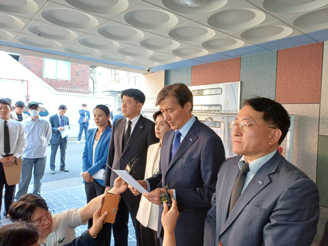 22일, 최근 사망한 대구 남구 전세사기 피해자의 집을 찾은 조국 조국혁신당 대표가 기자회견에 임하고 있다. 이정훈 기자