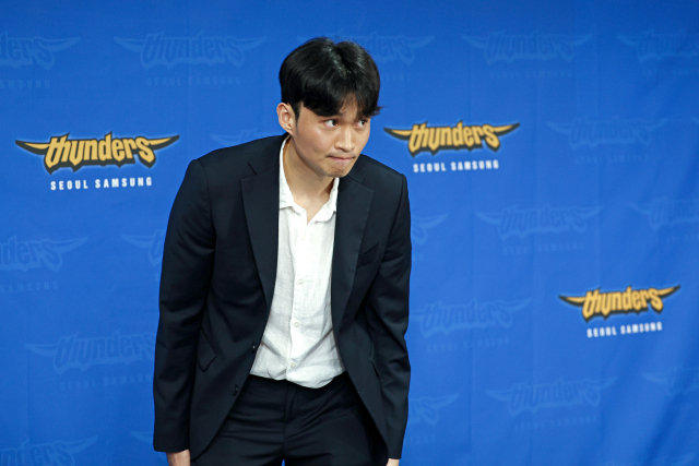 농구 선수 이대성이 22일 오후 서울 KBL센터에서 열린 프로농구 서울 삼성 입단 기자회견에 참석하며 인사하고 있다. 연합뉴스