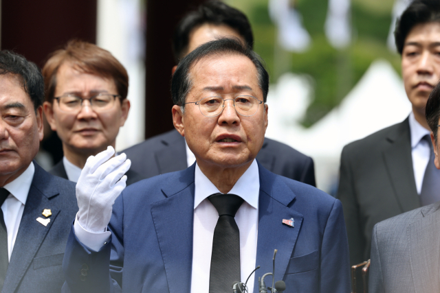 5·18 민주화운동 기념일을 하루 앞둔 17일 광주 북구 국립 5·18 민주묘지에서 홍준표 대구시장이 참배를 마친 뒤 취재진의 질문에 답하고 있다. 연합뉴스
