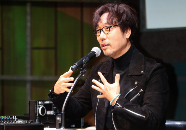 13년만에 라디오 DJ로 복귀하는 가수 이문세. 연합뉴스