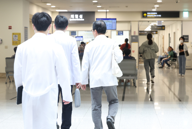 21일 오전 서울 시내 한 대학병원에서 의료진이 이동하고 있다. 연합뉴스