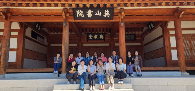 23일 경북 영양군 영양읍 현리 영산서원에서 지역 내 결혼이민여성들이 영양군다문화가족지원센터에서 개최한 소수국가 자조 모임에 참가하고 있다. 영양군 제공